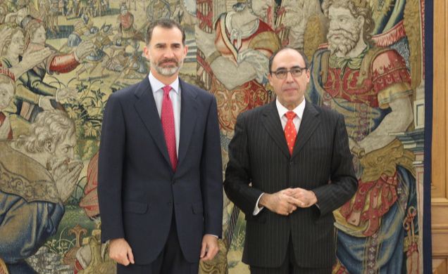 Su Majestad el Rey junto al secretario general adjunto para Asuntos Políticos y de Seguridad de la OTAN, Alejandro Alvargonzález San Martín